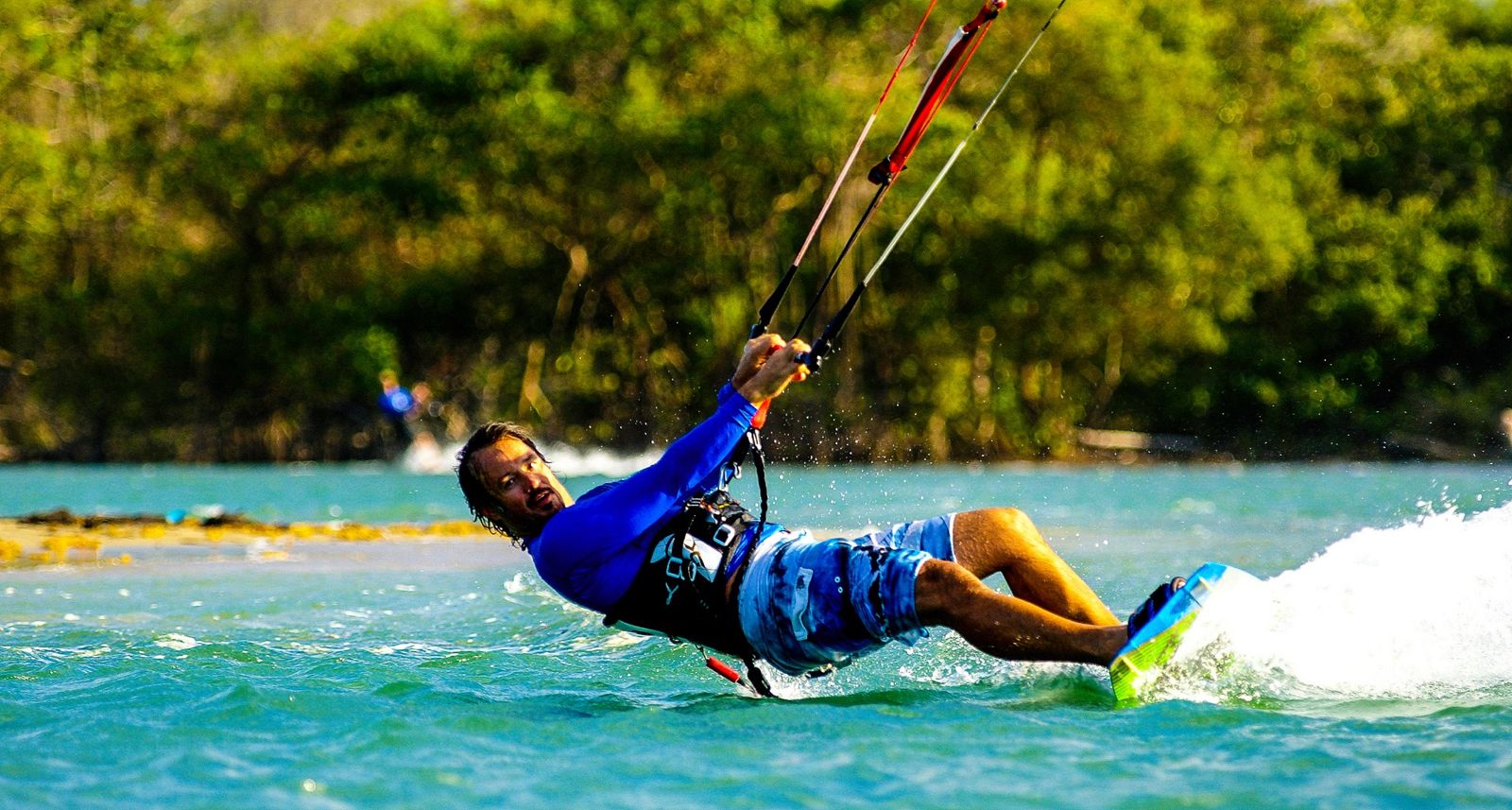 Eric Edmeades kitesurfing